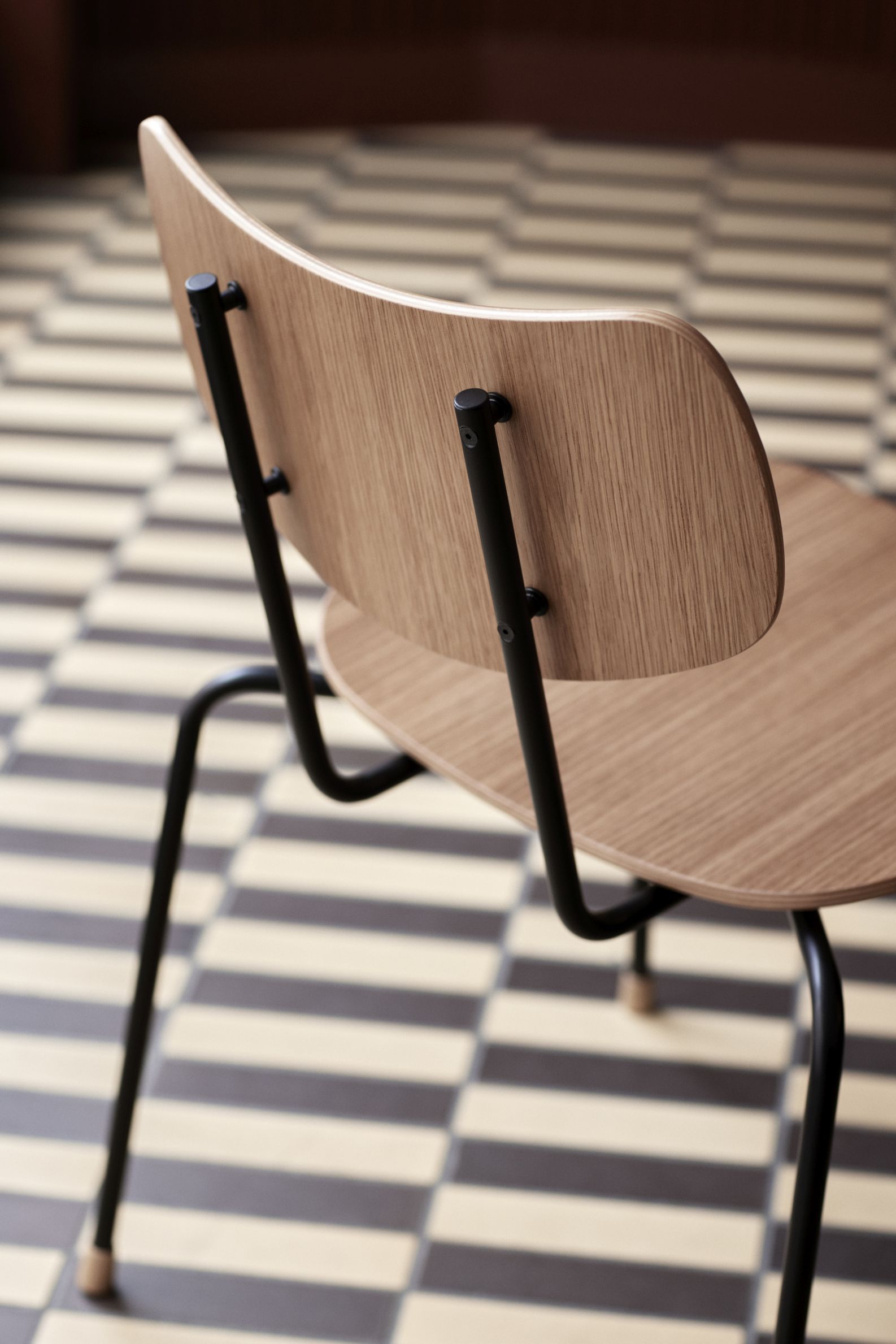 Vega Chair von Carl Hansen & Søn mit Klarlack, Holzstruktur und schwarzem Metallgestell von hinten.