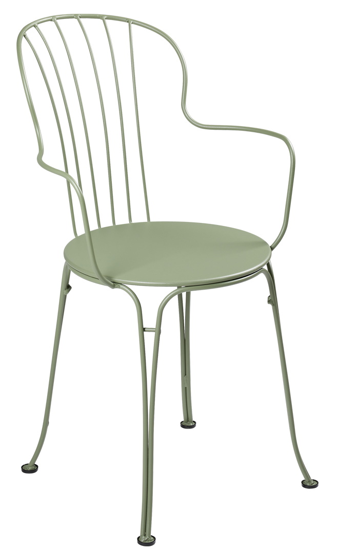 Fermob Opéra+ Stuhl für den Außenbereich, grüner Metallstuhl mit Armlehnen und filigranem Design.