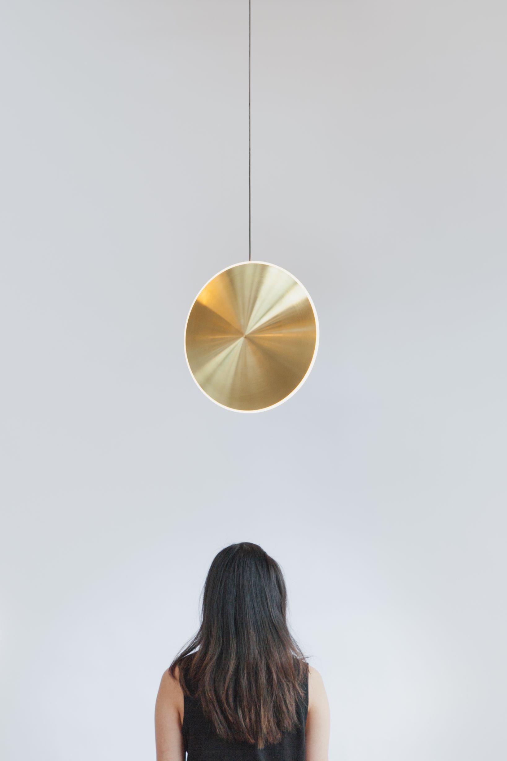 Dish17v Chrona Hängeleuchte von Graypants aus Messing, moderne Pendelleuchte über einer Person.
