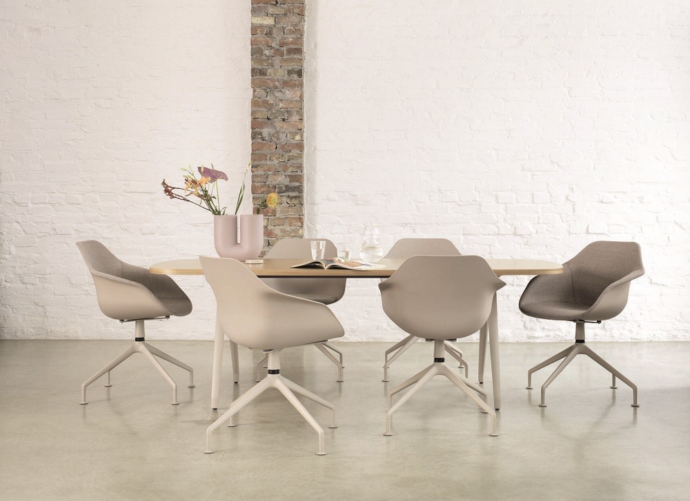 Yonda Universalstuhl von Wilkhahn mit Viersternfuß in Beige um einen Holztisch gruppiert.