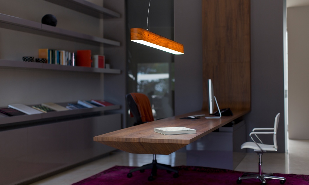 I-Club Pendelleuchte von LZF Lamps in Kirsche über einem modernen Schreibtisch. Design Lampe.