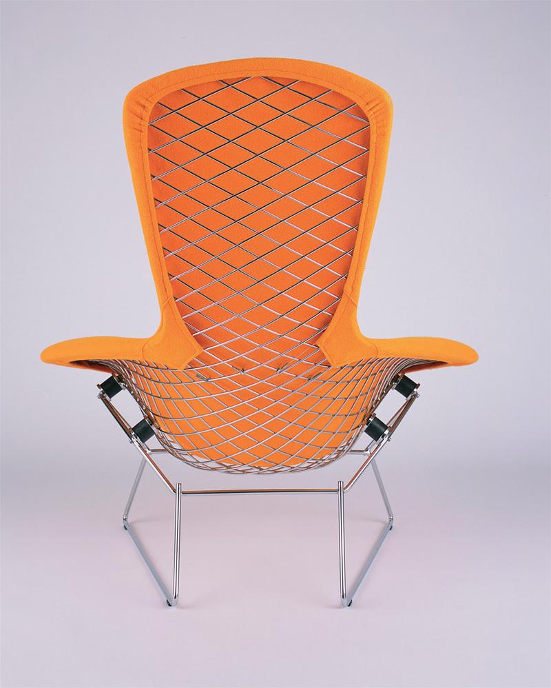 Bertoia Hochlehner Sessel von Knoll International mit orangefarbener Polsterung und verchromtem Drahtgestell, Frontansicht.