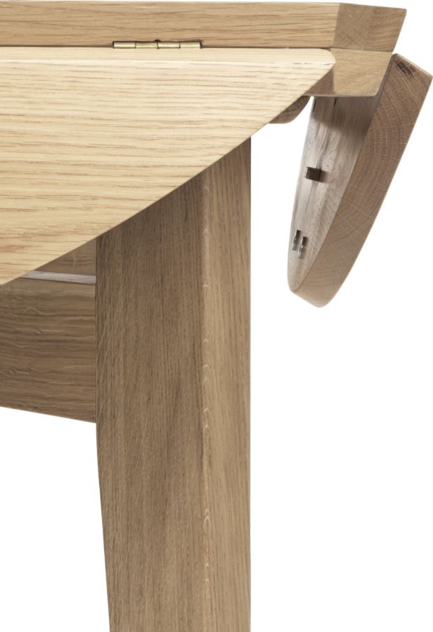 Detailaufnahme: Gubi B-Table Esstisch ausziehbar, Holzstruktur und Ausziehmechanismus sichtbar. Hochwertiger, moderner Esstisch.