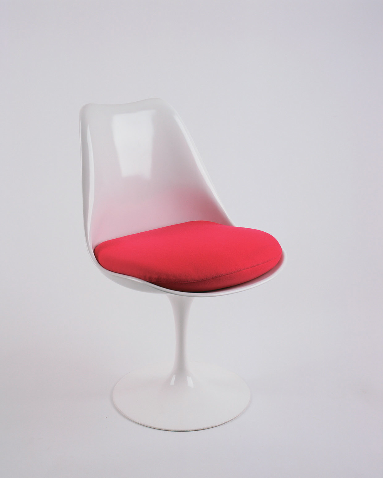 Weißer Tulip Chair Stuhl von Knoll International mit rotem Sitzkissen, modernes Design für Esszimmer und Wohnzimmer.