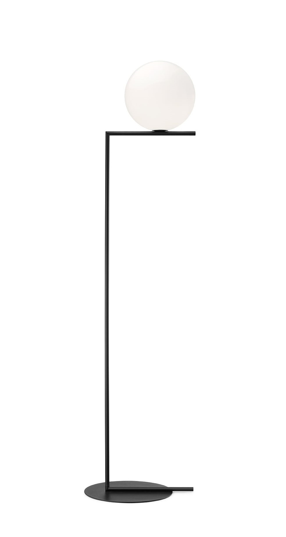 IC Lights Stehleuchte von Flos mit schwarzem Gestell und weißem Opalglas-Diffusor.
