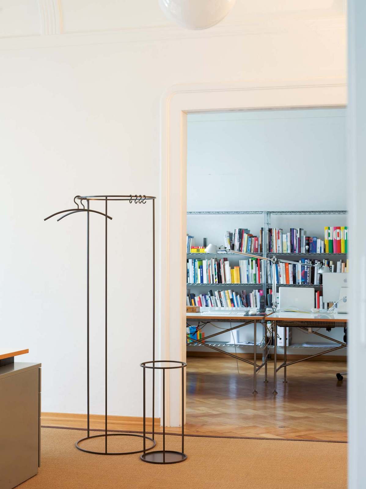 Schönbuch Rack Garderobenständer aus Metall, minimalistisches Design mit Kleiderbügel und Schirmständer im Flur.
