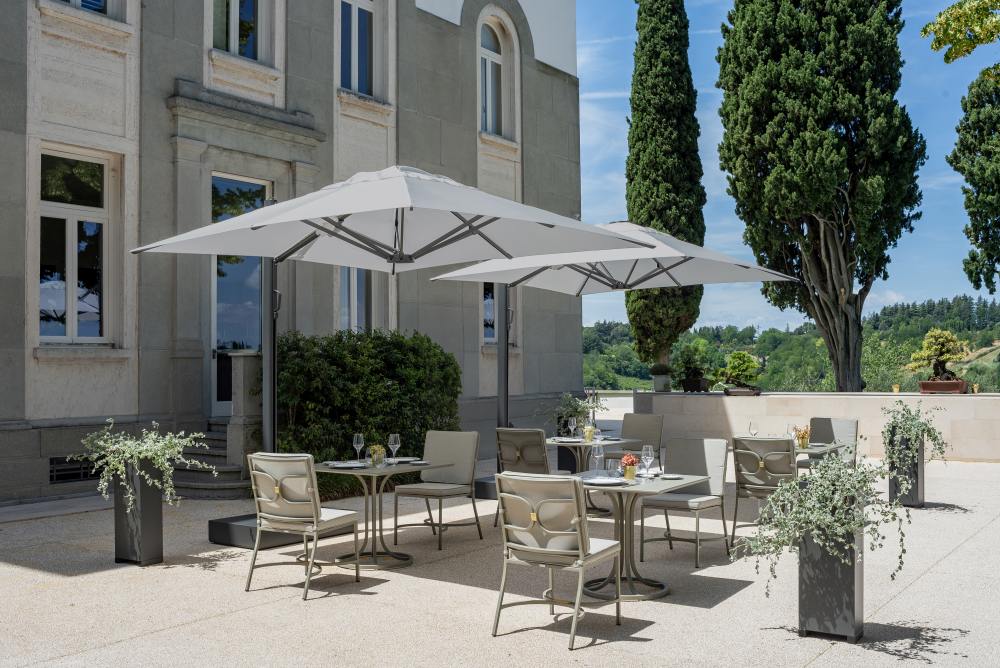 Emu Collier C/1250 Outdoor Stuhl mit Sitzkissen und Rückenkissen auf einer Terrasse.