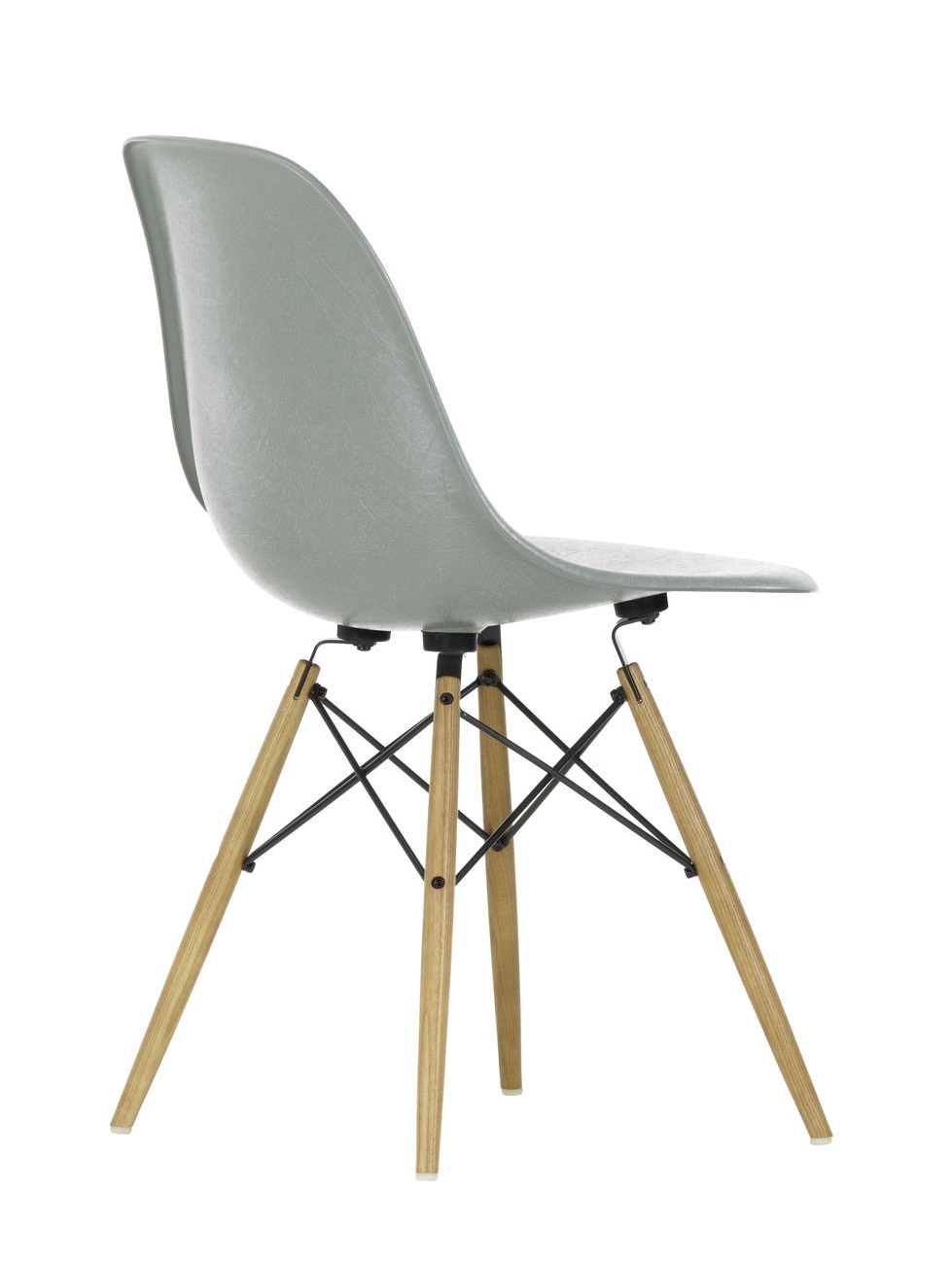 Eames DSW Stuhl von Vitra, hellgraue Sitzschale aus Fiberglas mit hölzernem Ahorn-Untergestell.