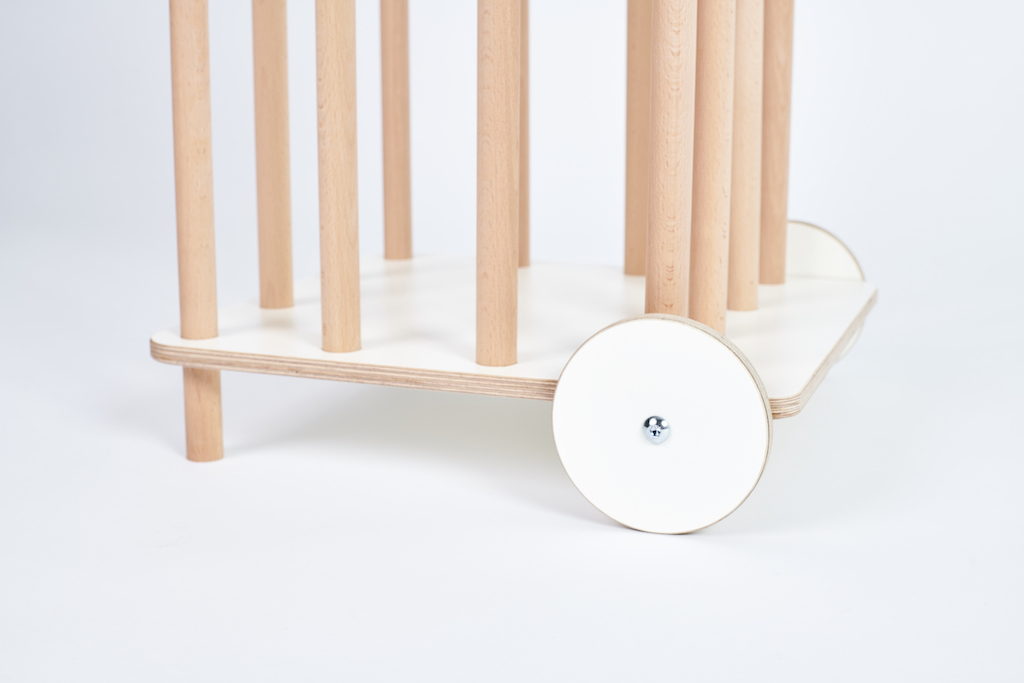 Tojo Kids Zoo Plüschtierkarren aus Holz, Detailansicht von Rädern und Holzstäben, Kindermöbel.