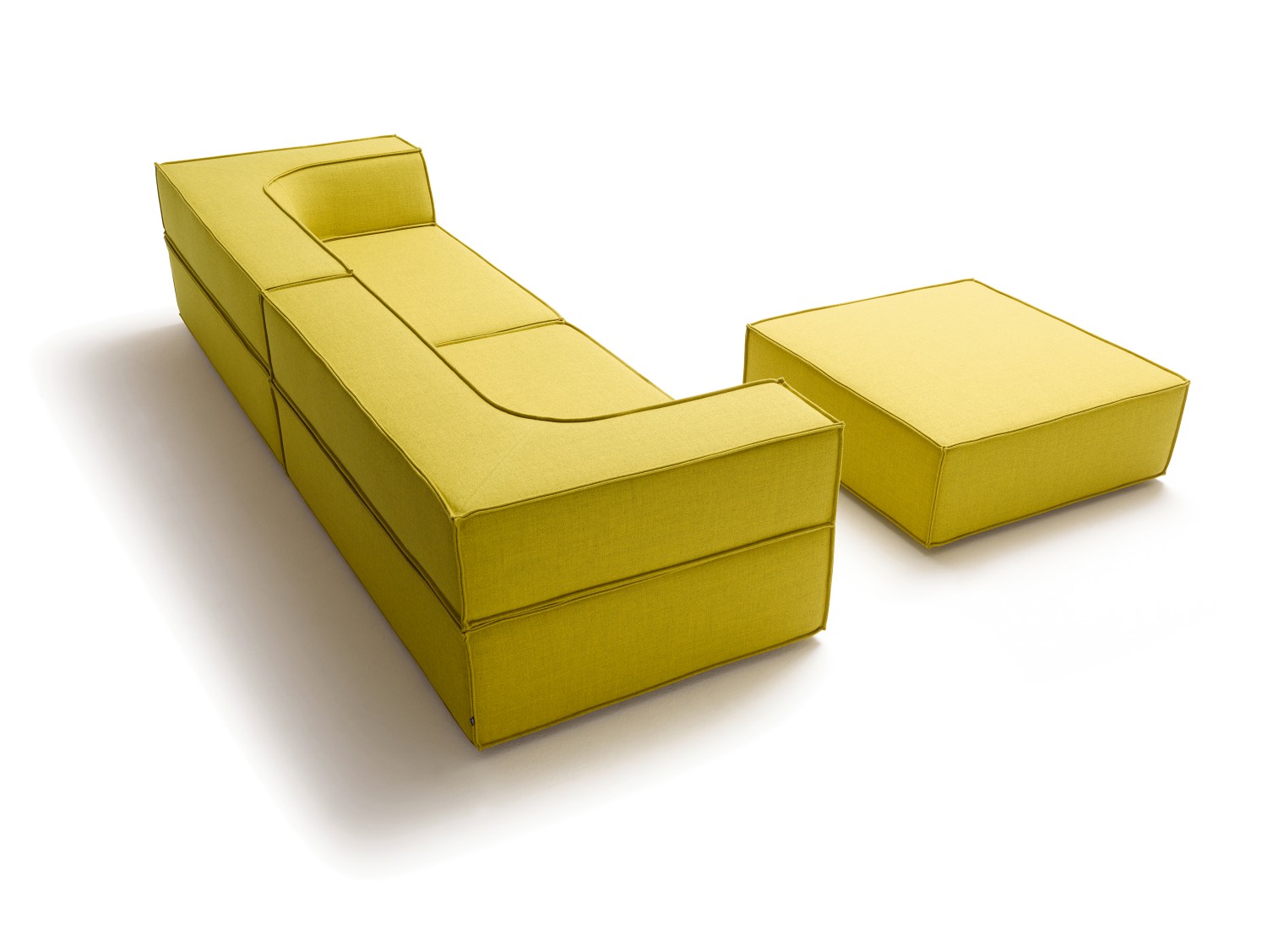 Gelbes Cor Trio Sofa mit Eckrücken und passendem Hocker, modernes modulares Wohnzimmermöbel.