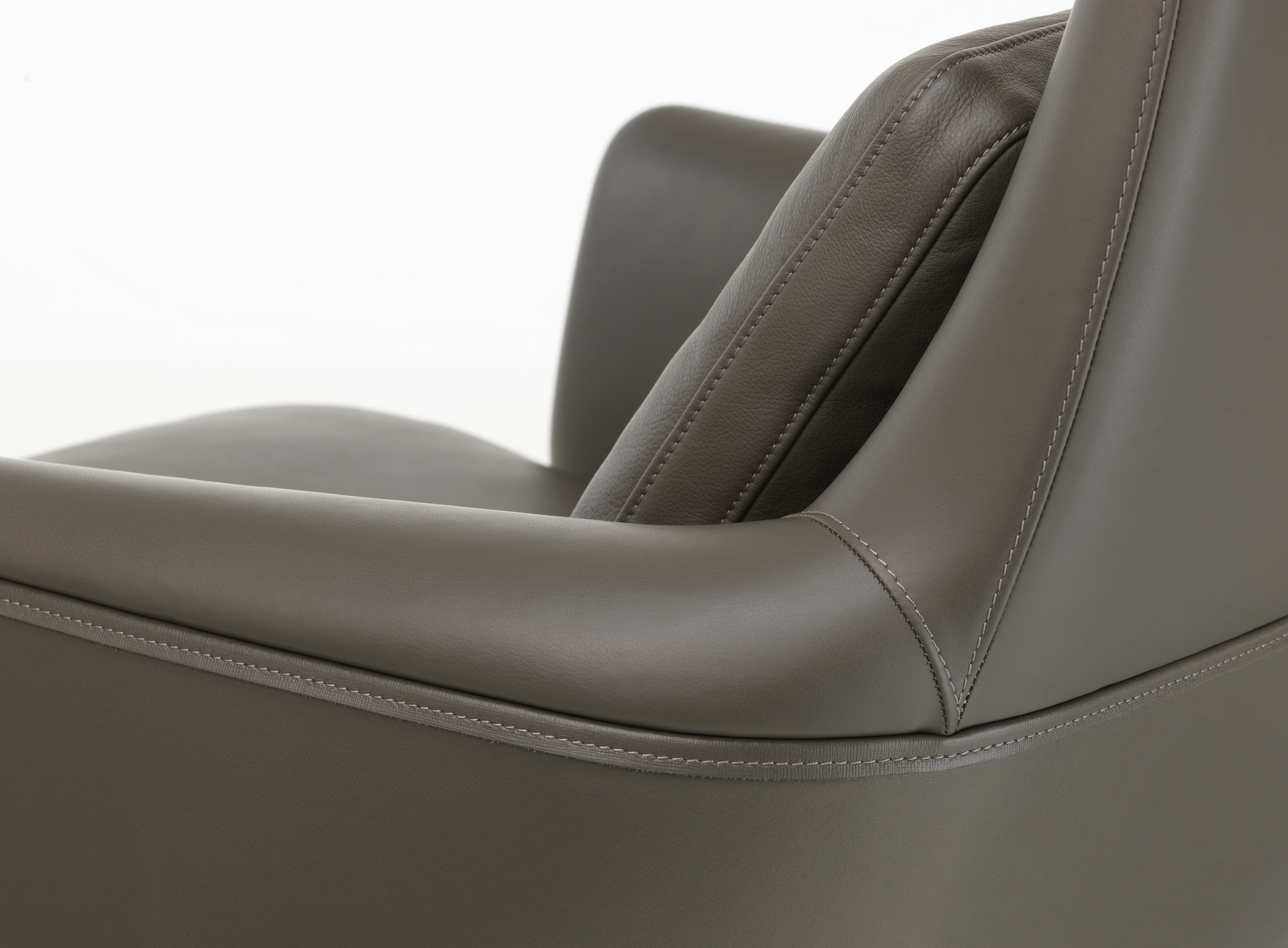 Detailaufnahme vom Vitra Grand Relax Sessel in grauem Leder mit feinen Ziernähten und Armlehne.