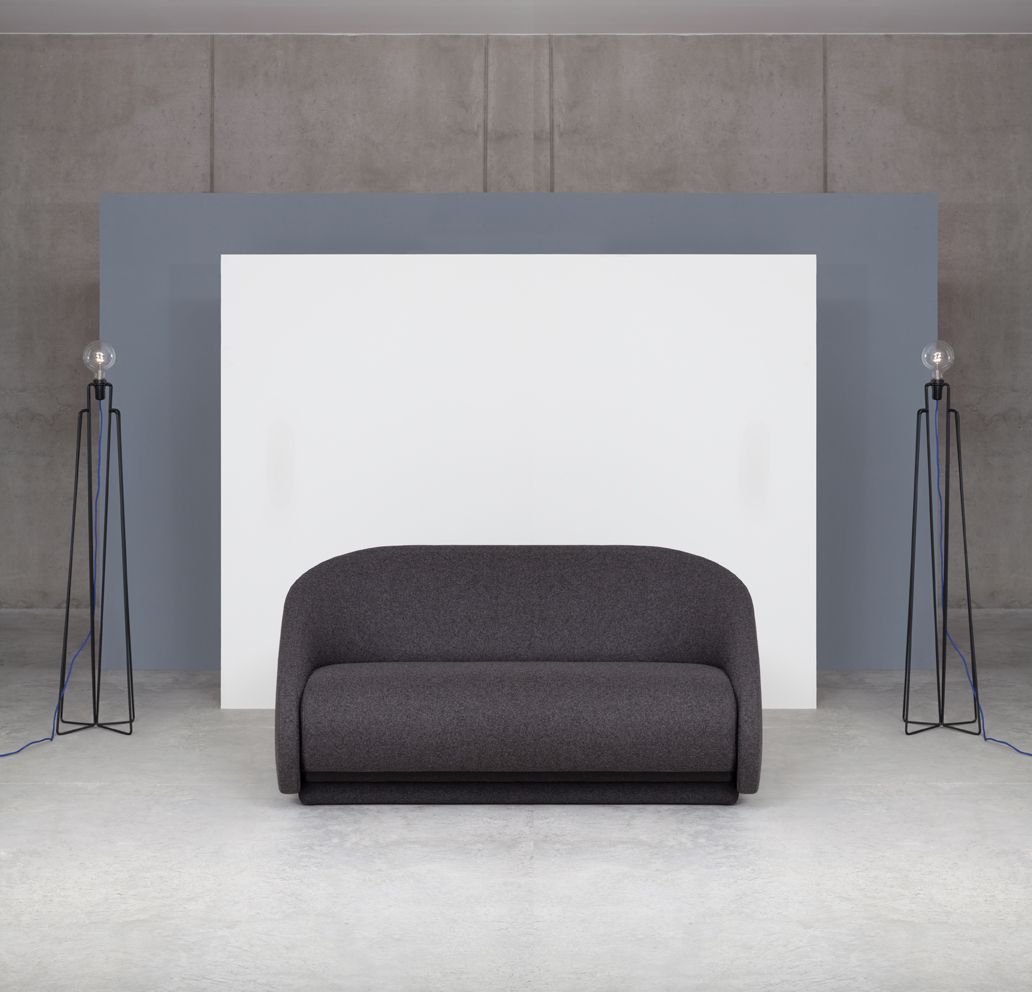 Graues Up-lift Schlafsofa von Prostoria vor weißem Hintergrund, flankiert von zwei Stehlampen.