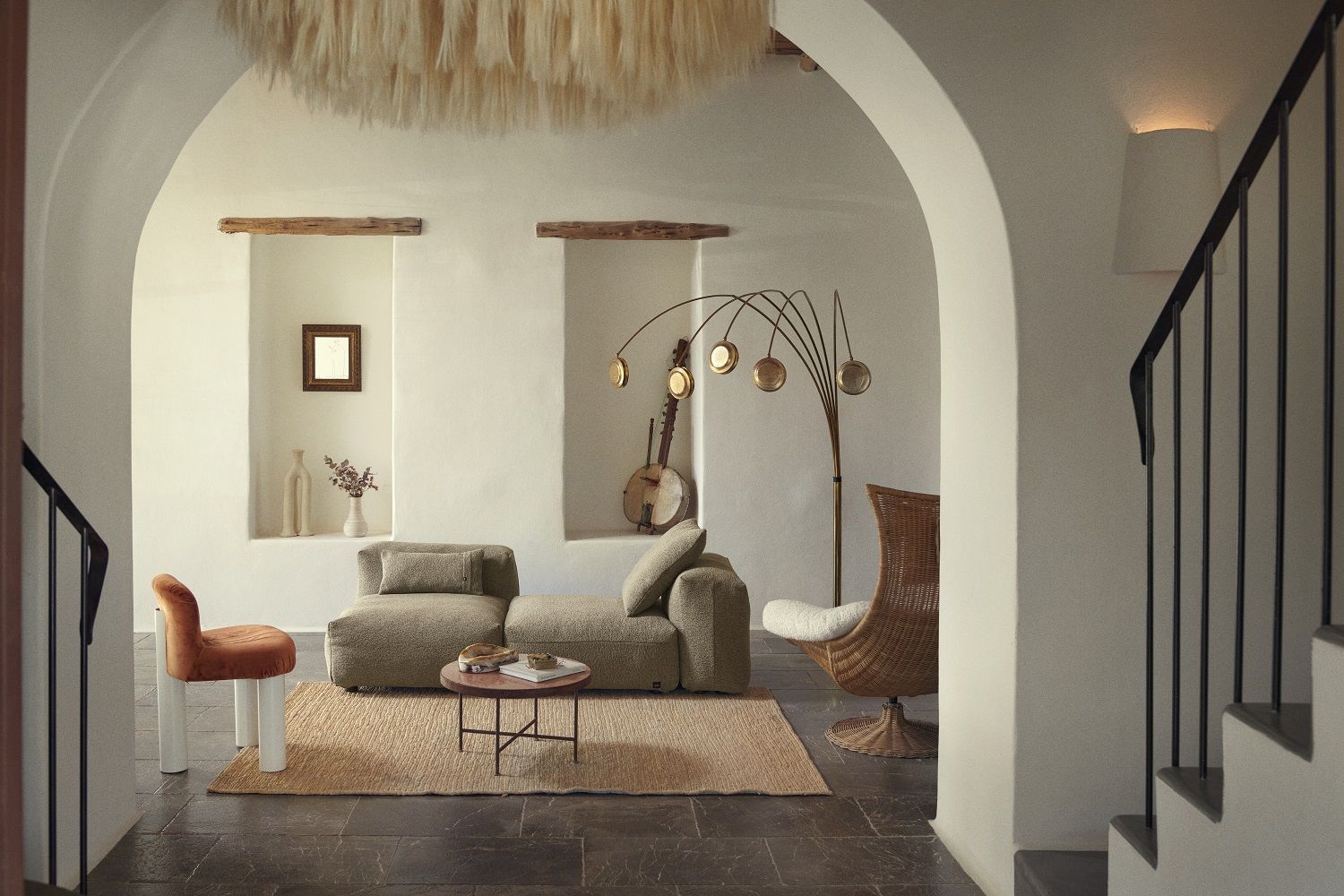 Gemütliches Wohnzimmer mit beigem Sofa Set 01 Medium von vetsak, Sessel aus Rattan und Teppich.