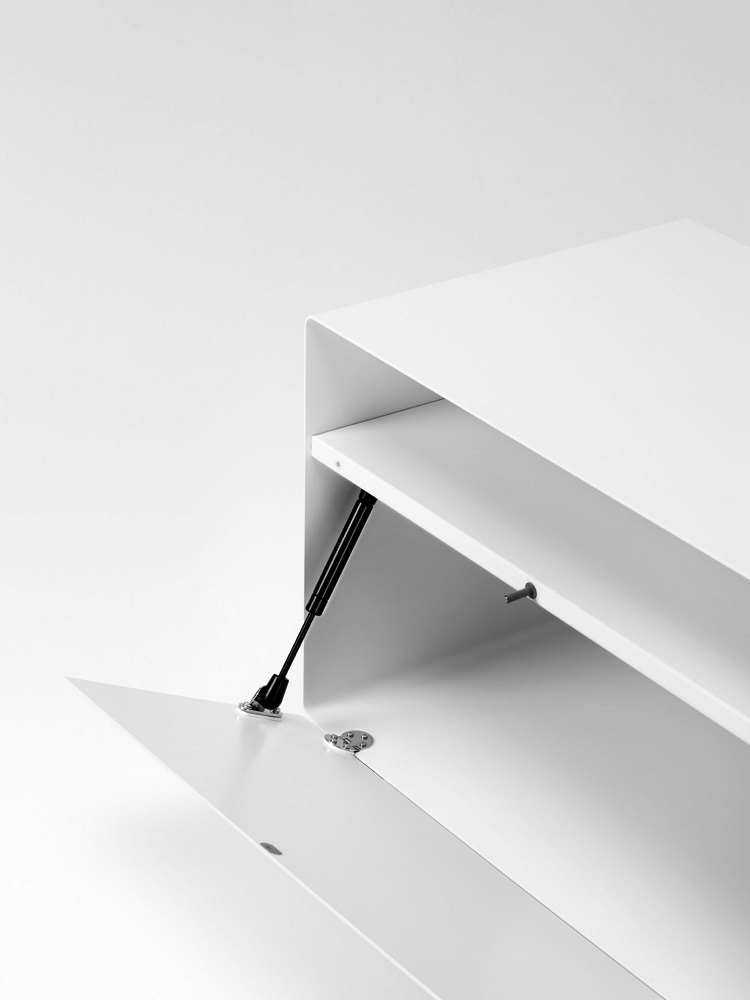 Detailaufnahme: Weißes R109N Sideboard von Müller Möbelfabrikation mit geöffneter Klappe und Gasdruckfeder. Modernes Möbelstück für Wohnraum.