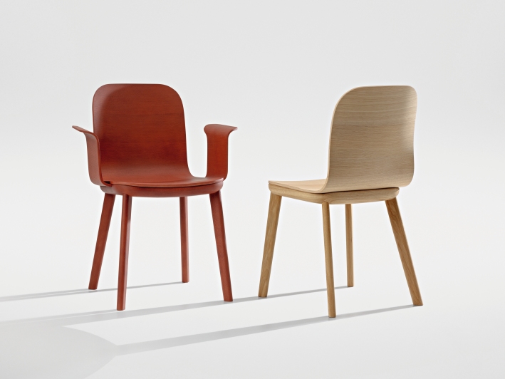 Aeon Chair Stuhl von Zeitraum, ein roter Stuhl mit Armlehne und ein heller Holzstuhl.