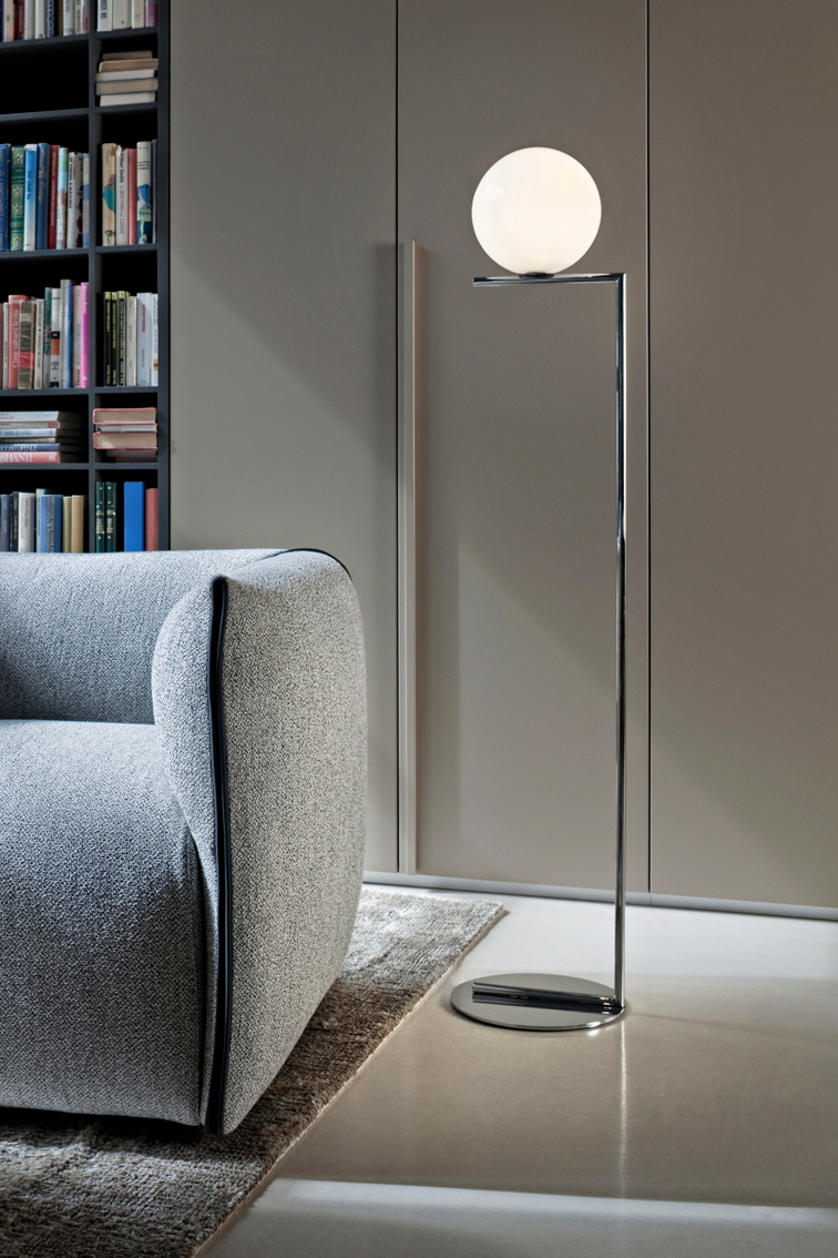 IC Lights Stehleuchte von Flos: Moderne Stehlampe mit runder, opalweißer Glaskugel und Messinggestell.