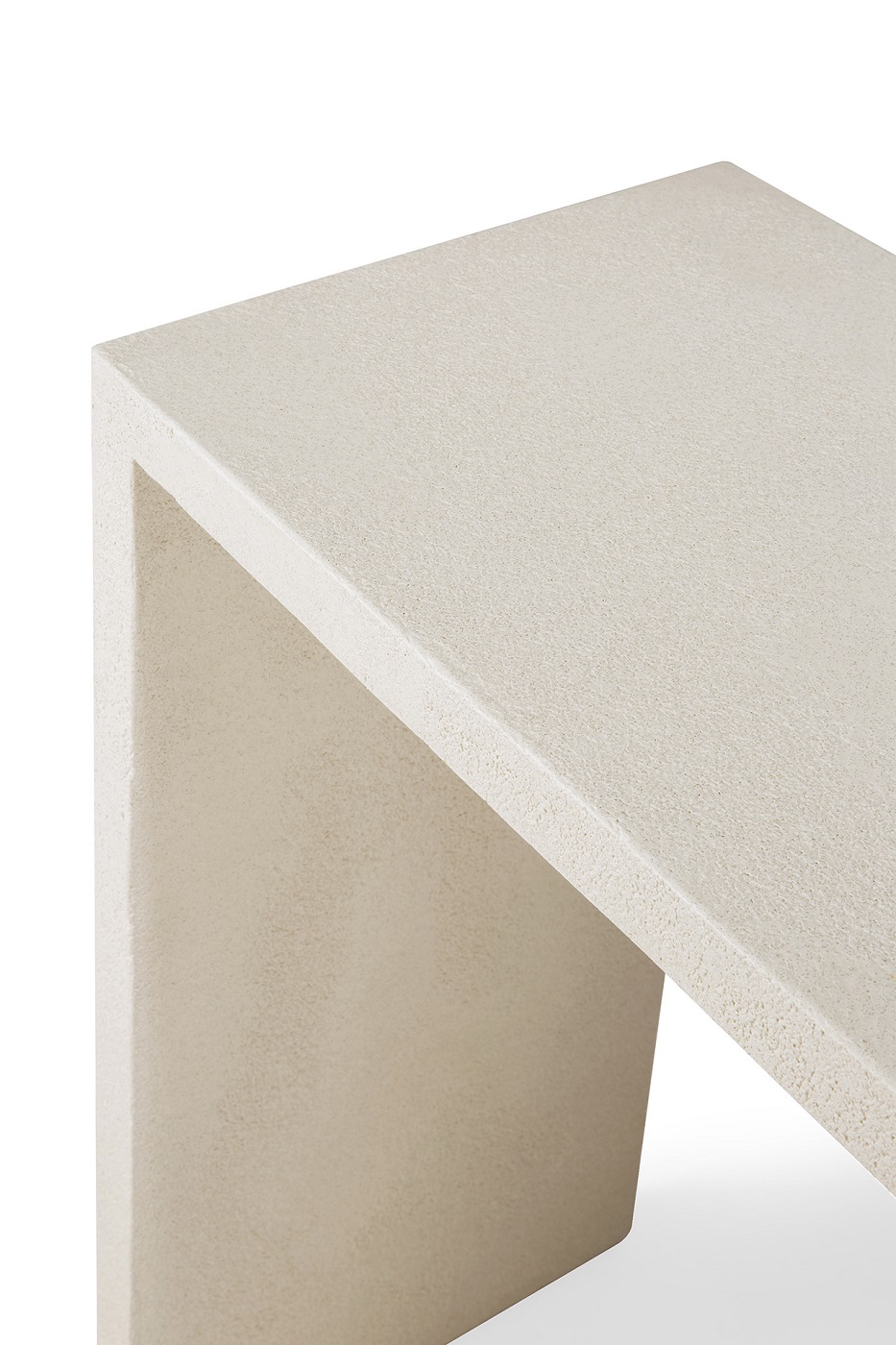 Detailaufnahme der Ethnicraft Elements Konsole in Off White mit Microzement-Oberfläche.