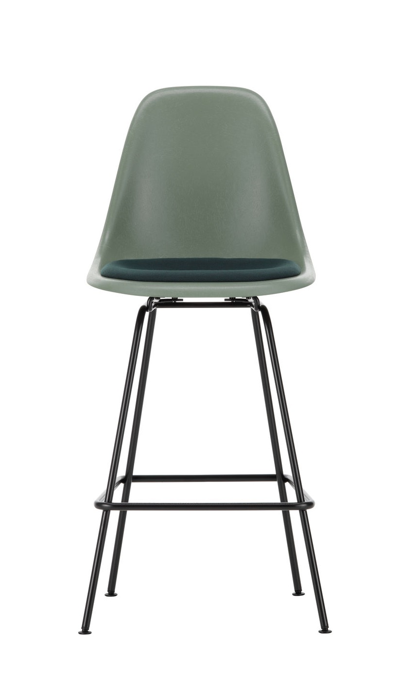 Eames Fiberglass Barhocker von Vitra, olivgrün mit Sitzpolster und schwarzem Metallgestell.