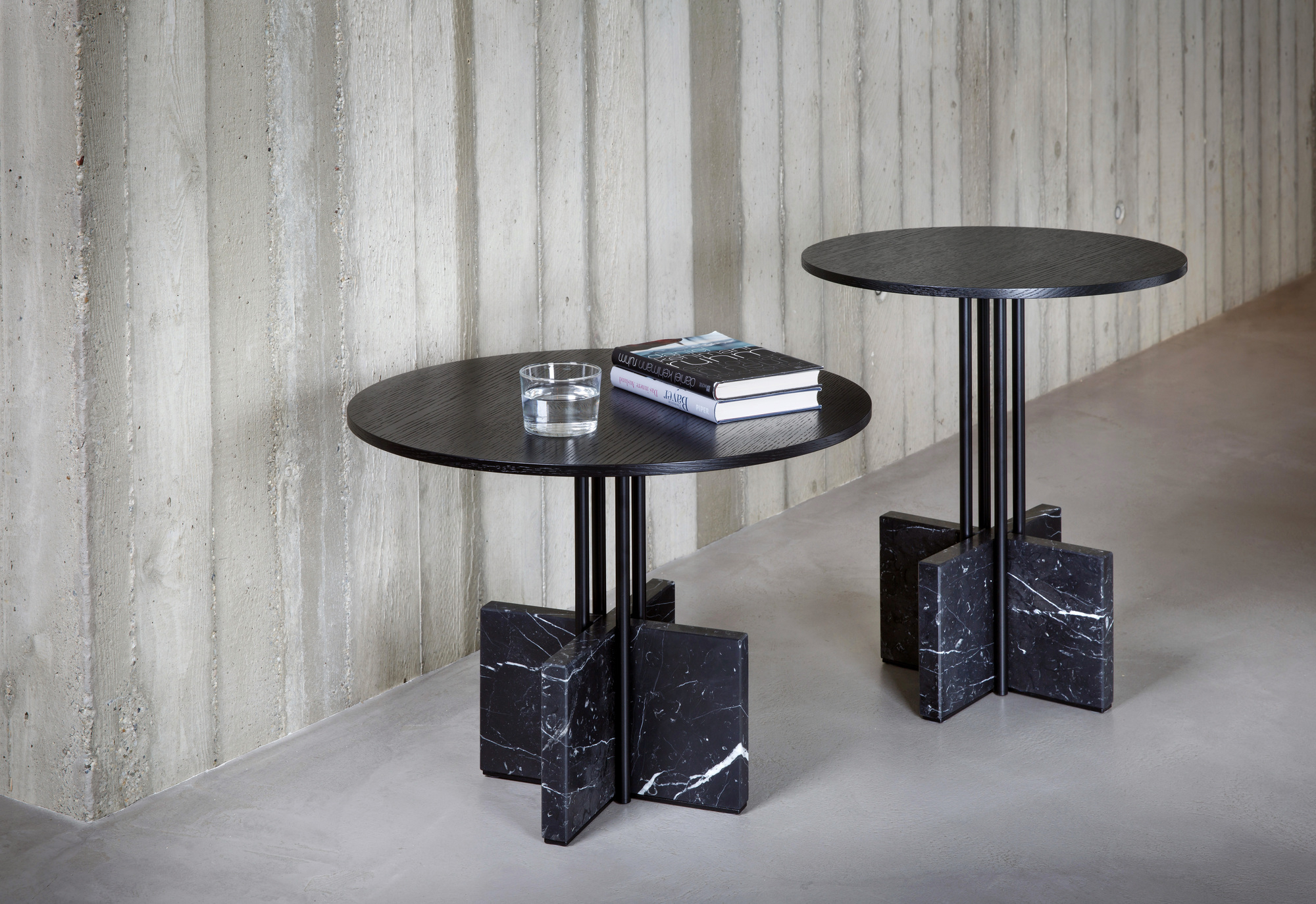 Zwei Gravity Table Beistelltische mit Nero Marquina Marmorfuß und dunkler Tischplatte. Moderner Couchtisch.