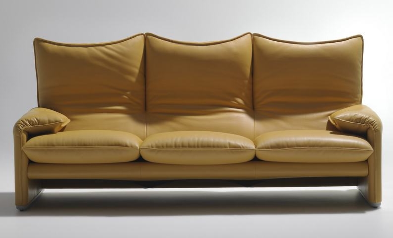 Beiges Cassina Maralunga Sofa, Dreisitzer Ledersofa im modernen Design für Wohnzimmer und stilvolle Einrichtung.