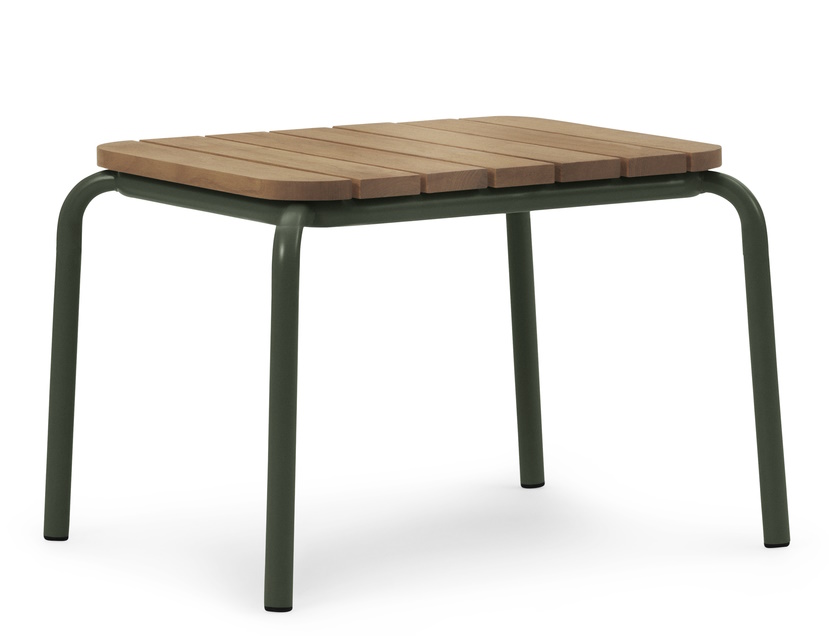 Normann Copenhagen Vig Table 55x45 cm: Kleiner Outdoor-Tisch mit Holzplatte und grünem Metallgestell.