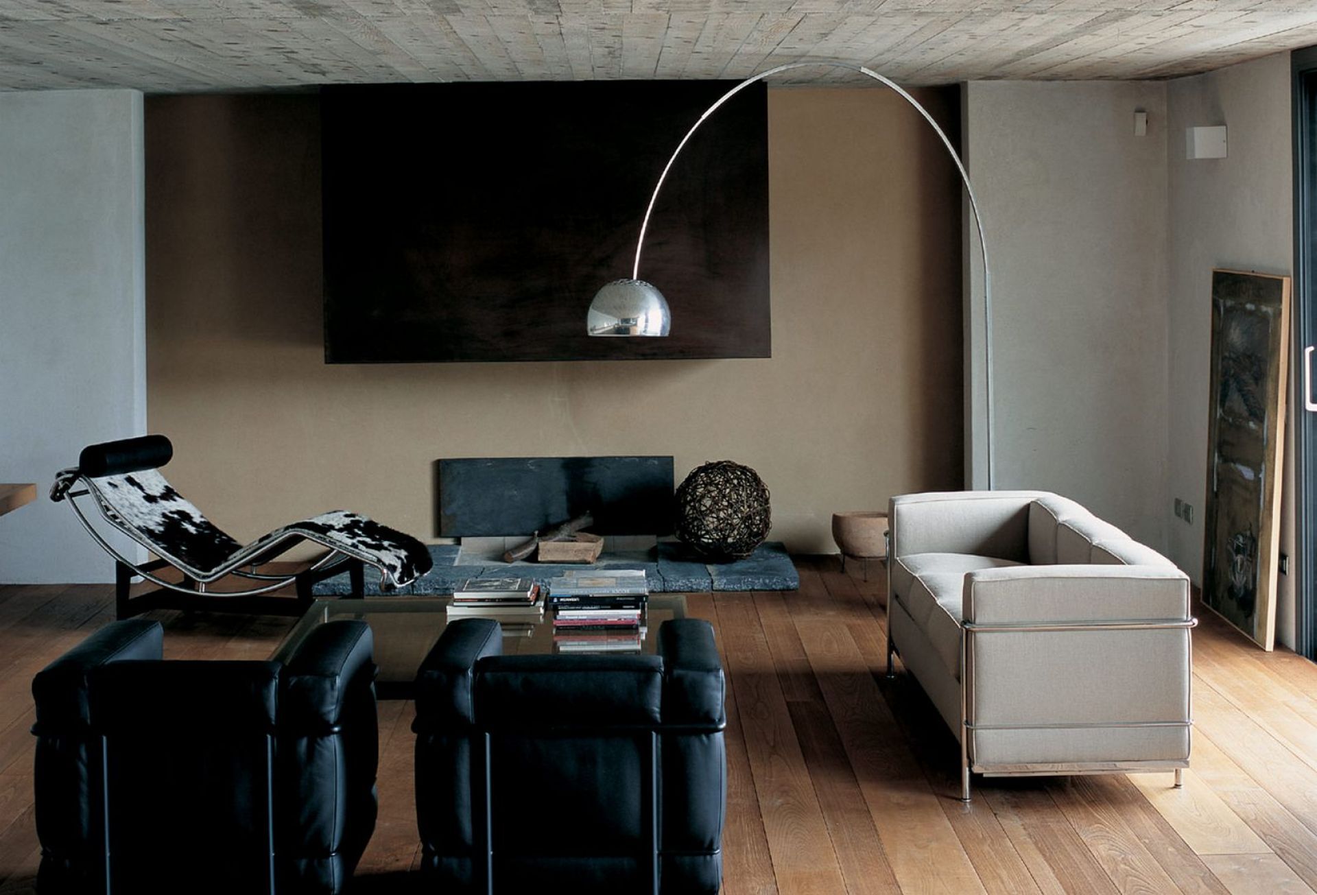 Wohnzimmer mit Cassina Grand Confort Sesseln, Liege und Sofa in modernem Design auf Holzboden.