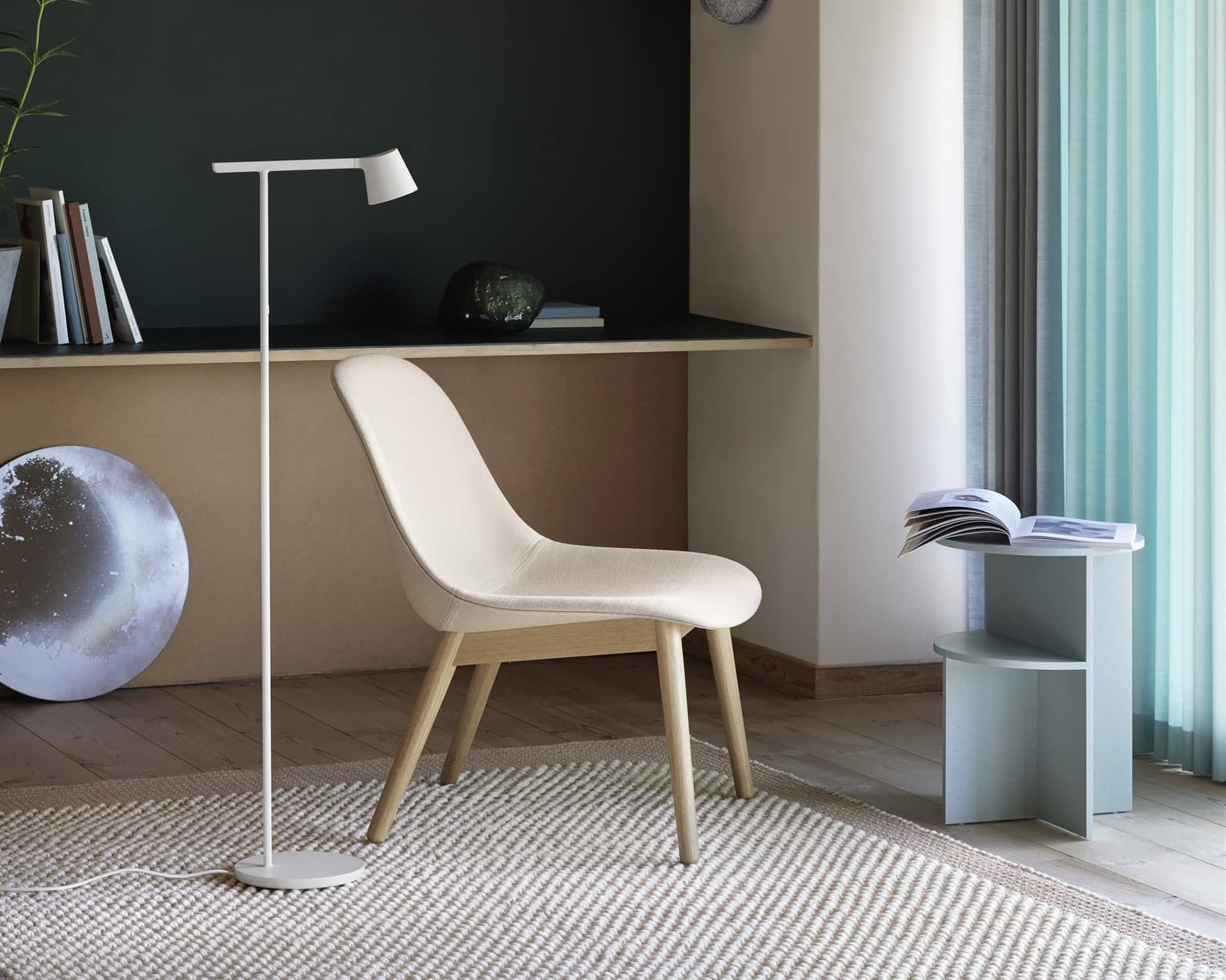 Moderne Stehlampe, beiger Stuhl und Beistelltisch in einem stilvollen Wohnzimmer Interieur.