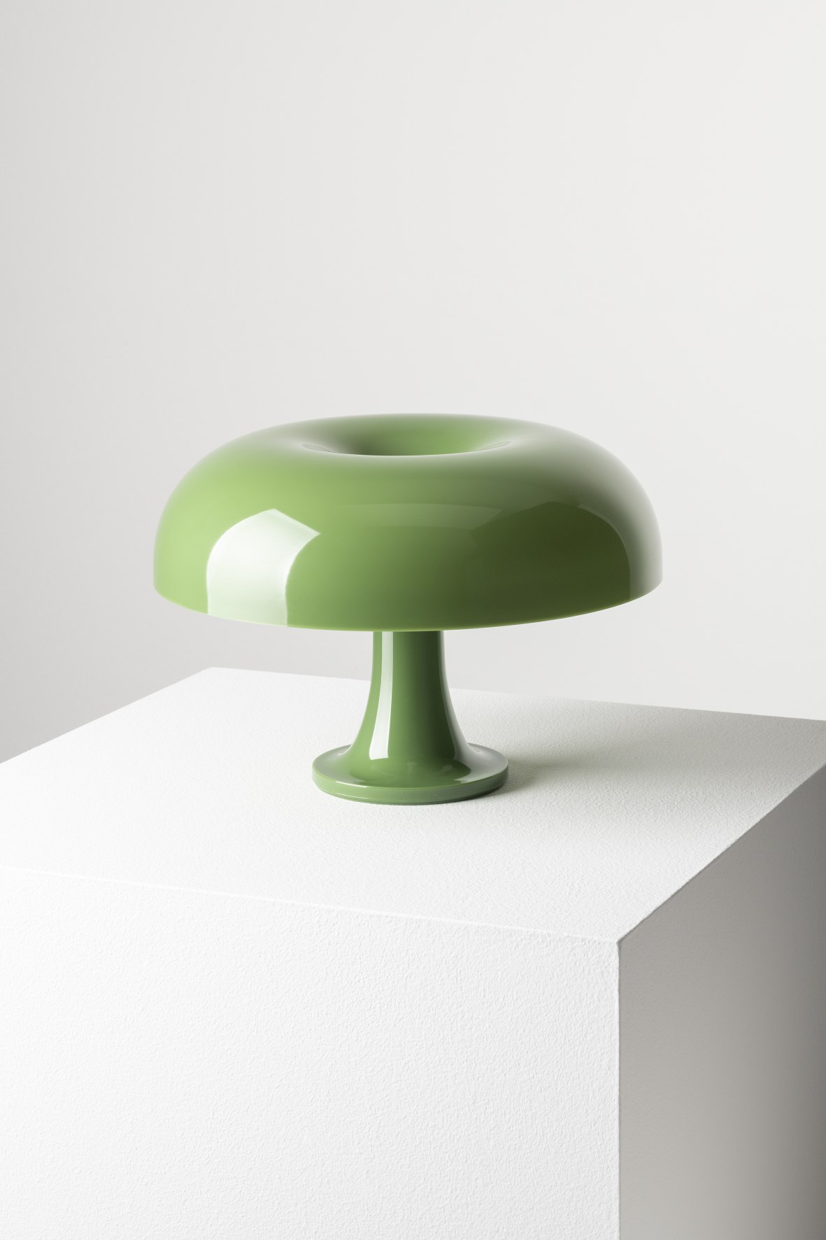 Grüne Nessino Tischleuchte von Artemide, Pilzdesign Lampe für Wohnzimmer und Schlafzimmer.