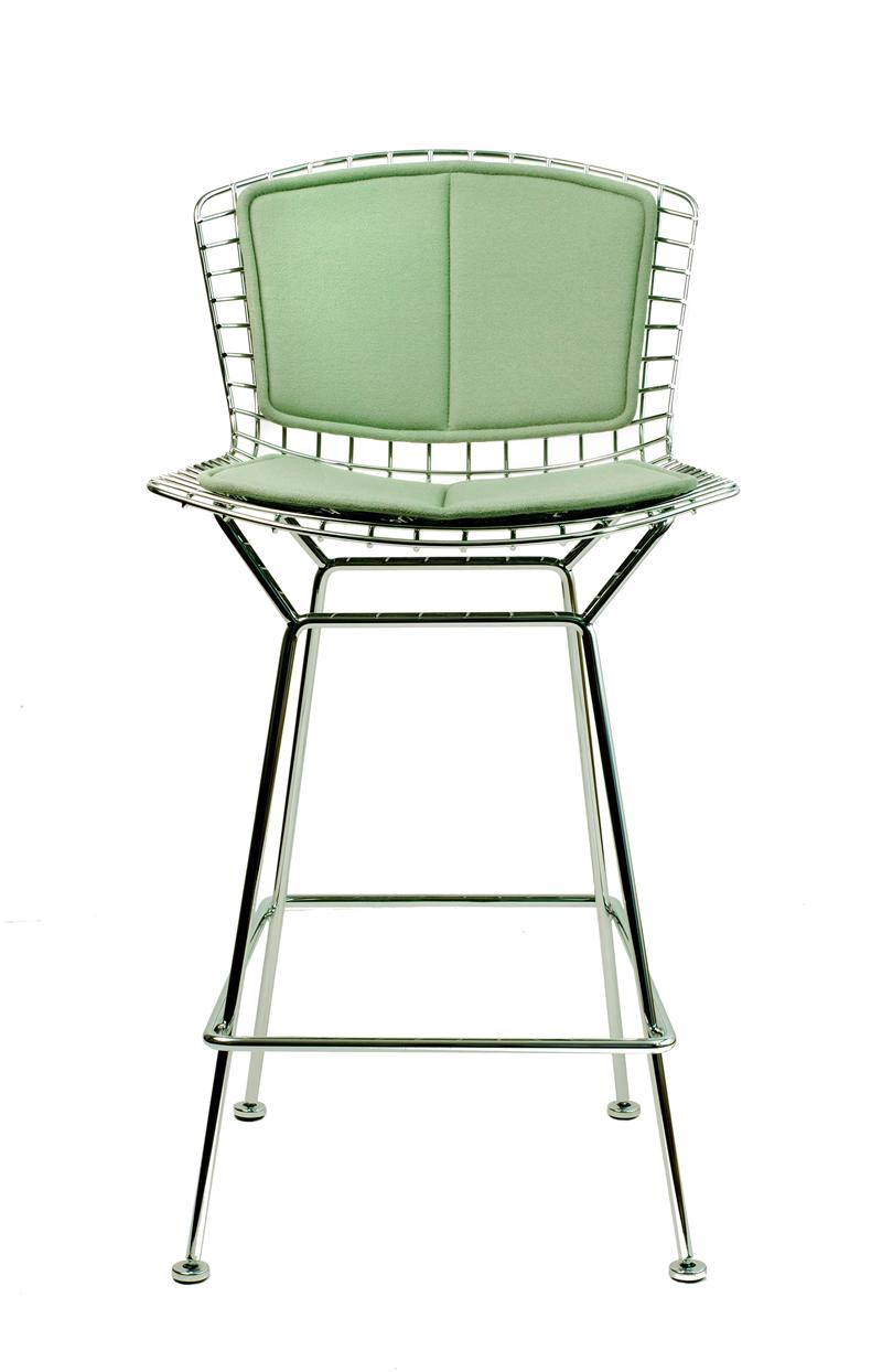 Bertoia Barhocker von Knoll International mit mintgrüner Polsterung und verchromtem Drahtgestell, Frontansicht.