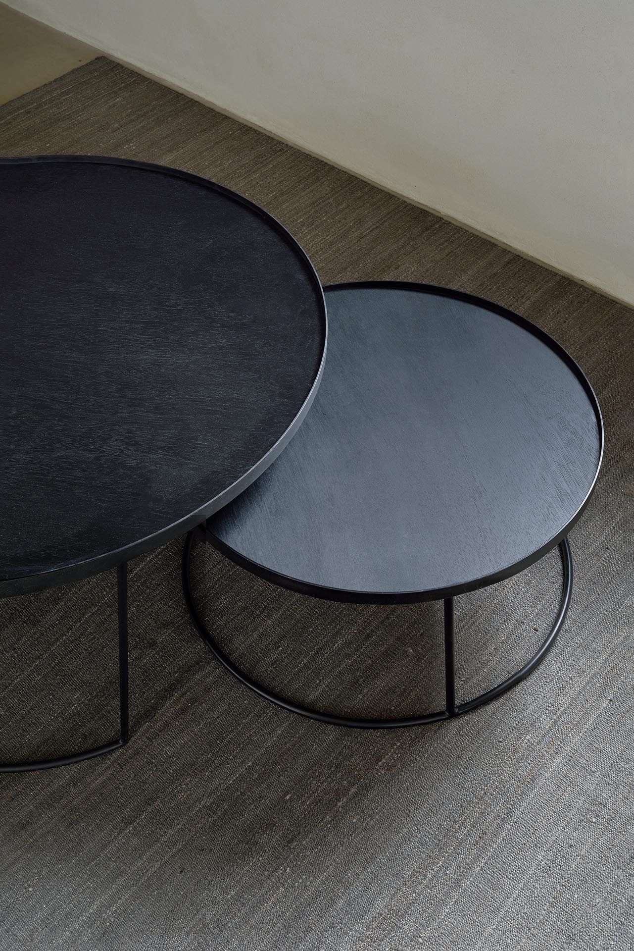 Ethnicraft Couchtisch 2er Set, rund, schwarz. Moderne Wohnzimmermöbel mit minimalistischem Design.