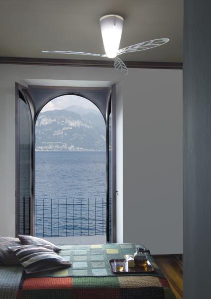 Luceplan Blow Deckenventilator mit Licht im Schlafzimmer mit Seeblick, moderne Deckenleuchte mit Ventilator.