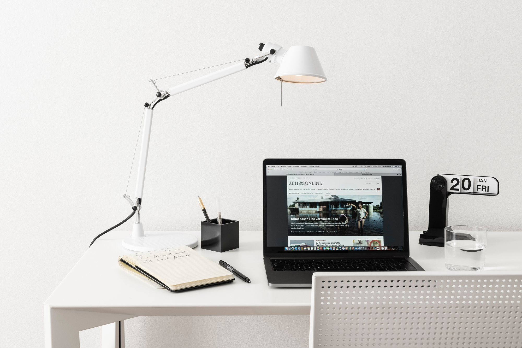 Weiße Tolomeo Micro Tischleuchte von Artemide auf einem Schreibtisch mit Laptop und Notizbuch.