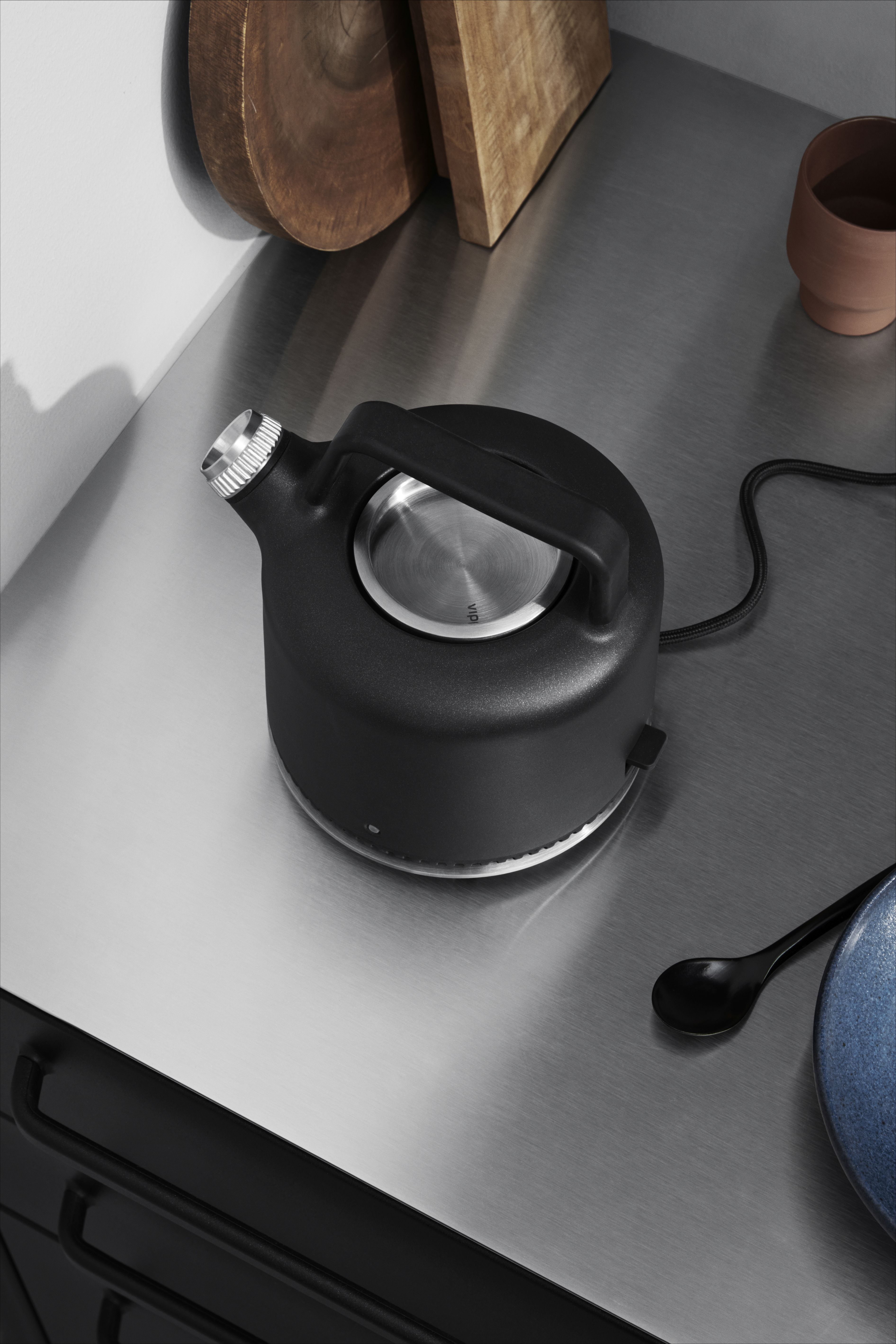 Schwarzer Vipp Wasserkocher aus Edelstahl auf einer Küchenarbeitsplatte, modernes Küchendesign.