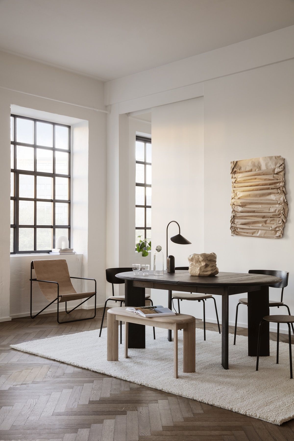 Ferm Living Desert Chair Loungesessel in hellem Raum mit Esstisch und Teppich.