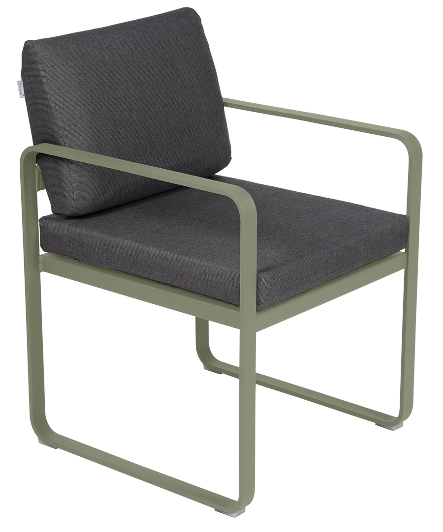 Bellevie Sessel von Fermob für den Außenbereich, Gestell in Grün, Sitzfläche und Rückenlehne in Anthrazit.