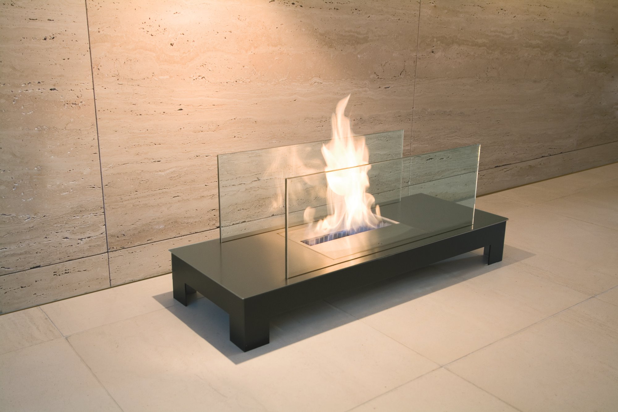 Floor Flame Ethanol Kamin mit Glasumrandung und brennender Flamme, für stimmungsvolle Atmosphäre.