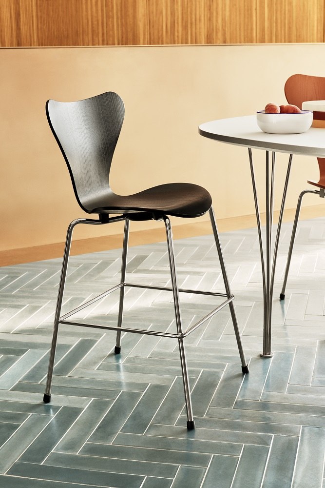Fritz Hansen Series 7 Junior Chair Kinderhochstuhl in dunklem Holz mit Chromgestell.
