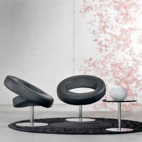 Hello Drehsessel Softline: Schwarzer, runder Ledersessel mit Chromfuß auf modernem Teppich. Designmöbel für Wohnzimmer.