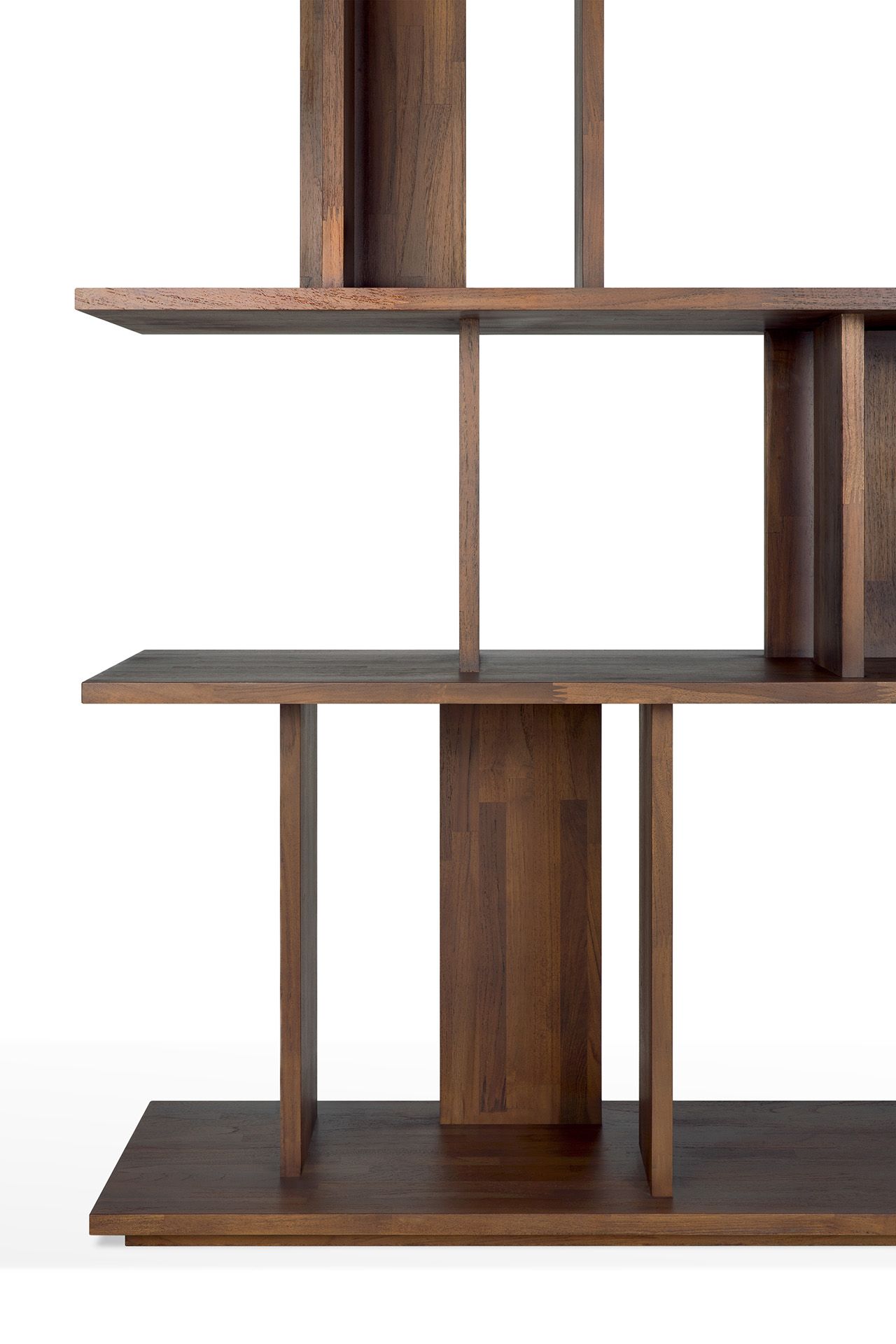 Detailaufnahme: Ethnicraft Regal aus Teakholz, dunkelbraun, mit unregelmäßigen Fächern. Modernes Bücherregal.
