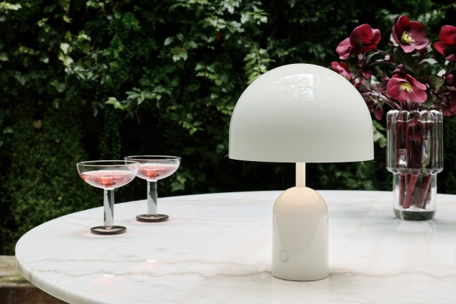 Bell Portable LED Tischleuchte von Tom Dixon in Silber auf Marmortisch, stimmungsvolle Akkuleuchte.