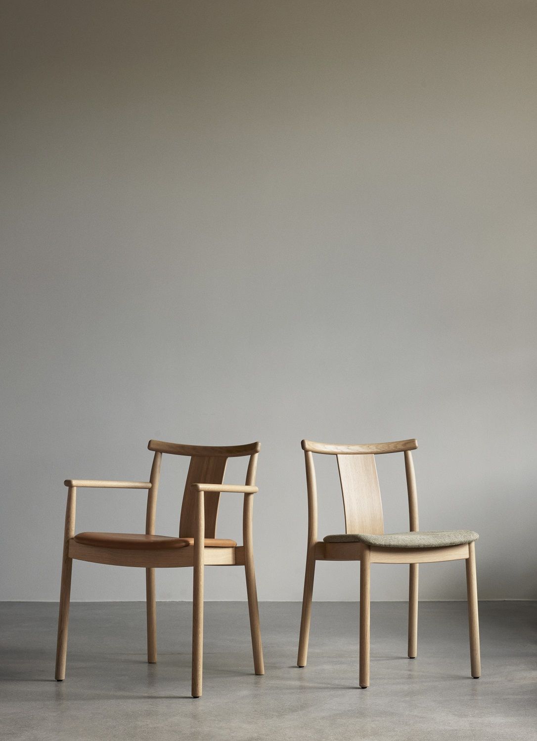 Zwei Merkur Dining Chair Stühle von Audo Copenhagen, einer mit Armlehne und Ledersitz.