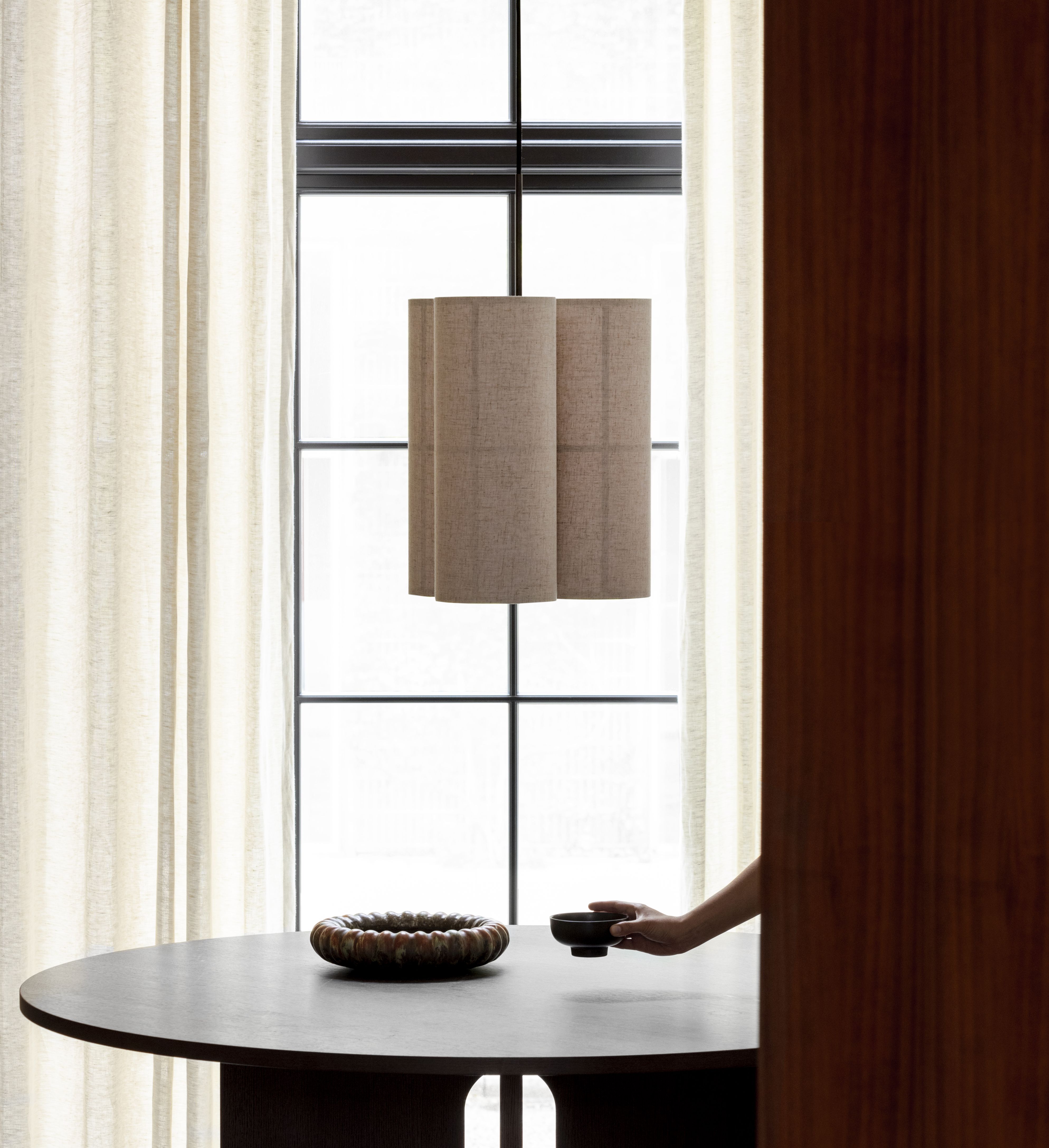 Hashira Pendelleuchte Cluster in Raw Beige über Esstisch, moderne Innenraumbeleuchtung.