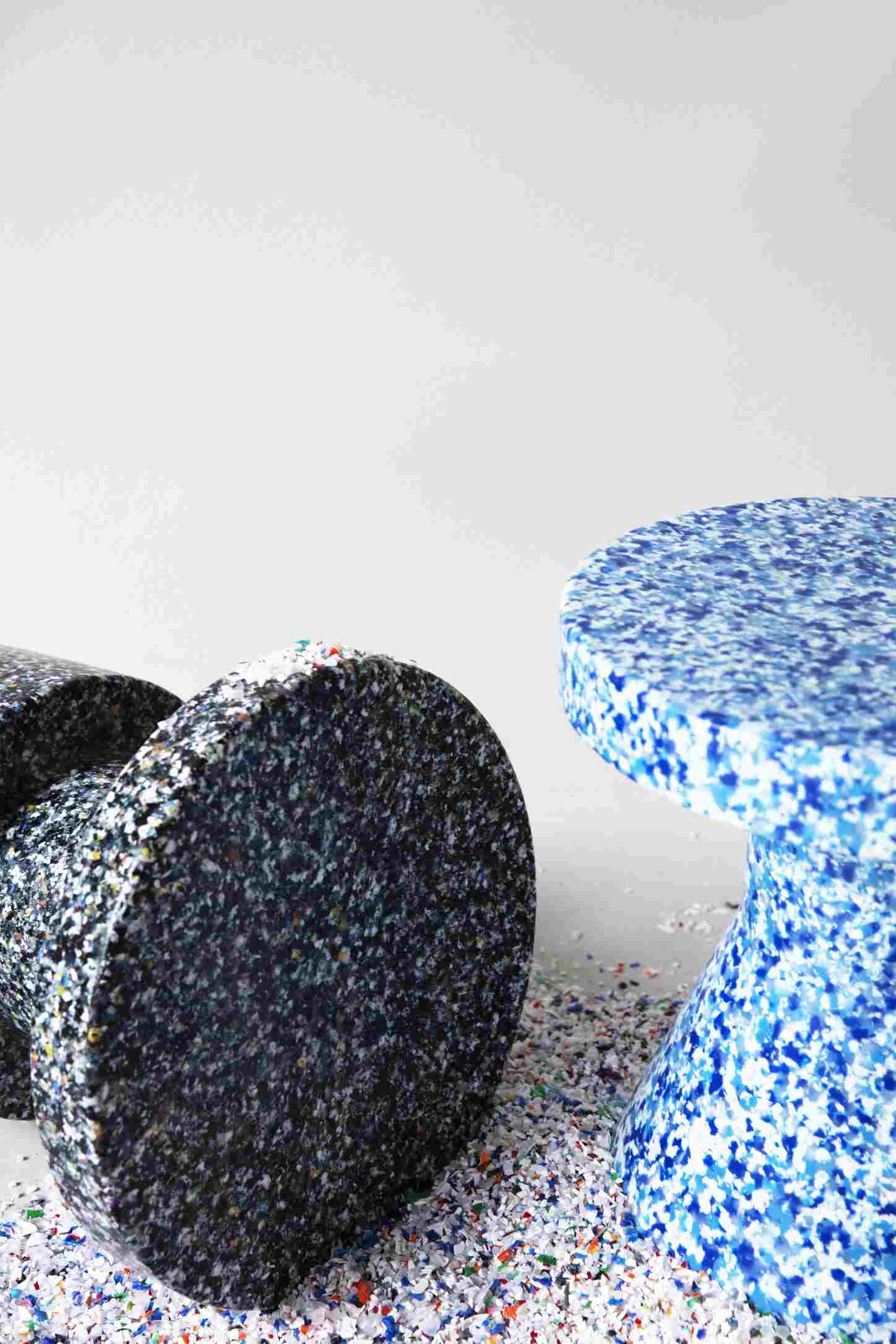Nahaufnahme von zwei modernen Bit Stool Cone Hockern von Normann Copenhagen in Blau und Schwarz.