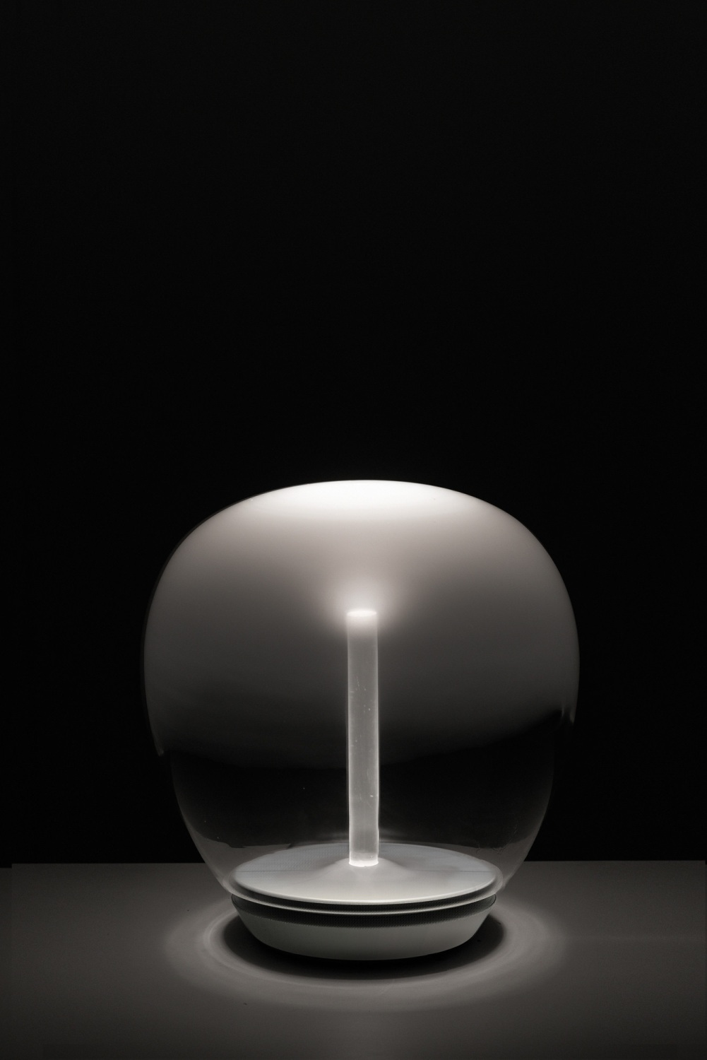 Nahaufnahme einer modernen, runden Tischleuchte mit LED-Beleuchtung und minimalistischem Design für Wohnzimmer und Schlafzimmer.