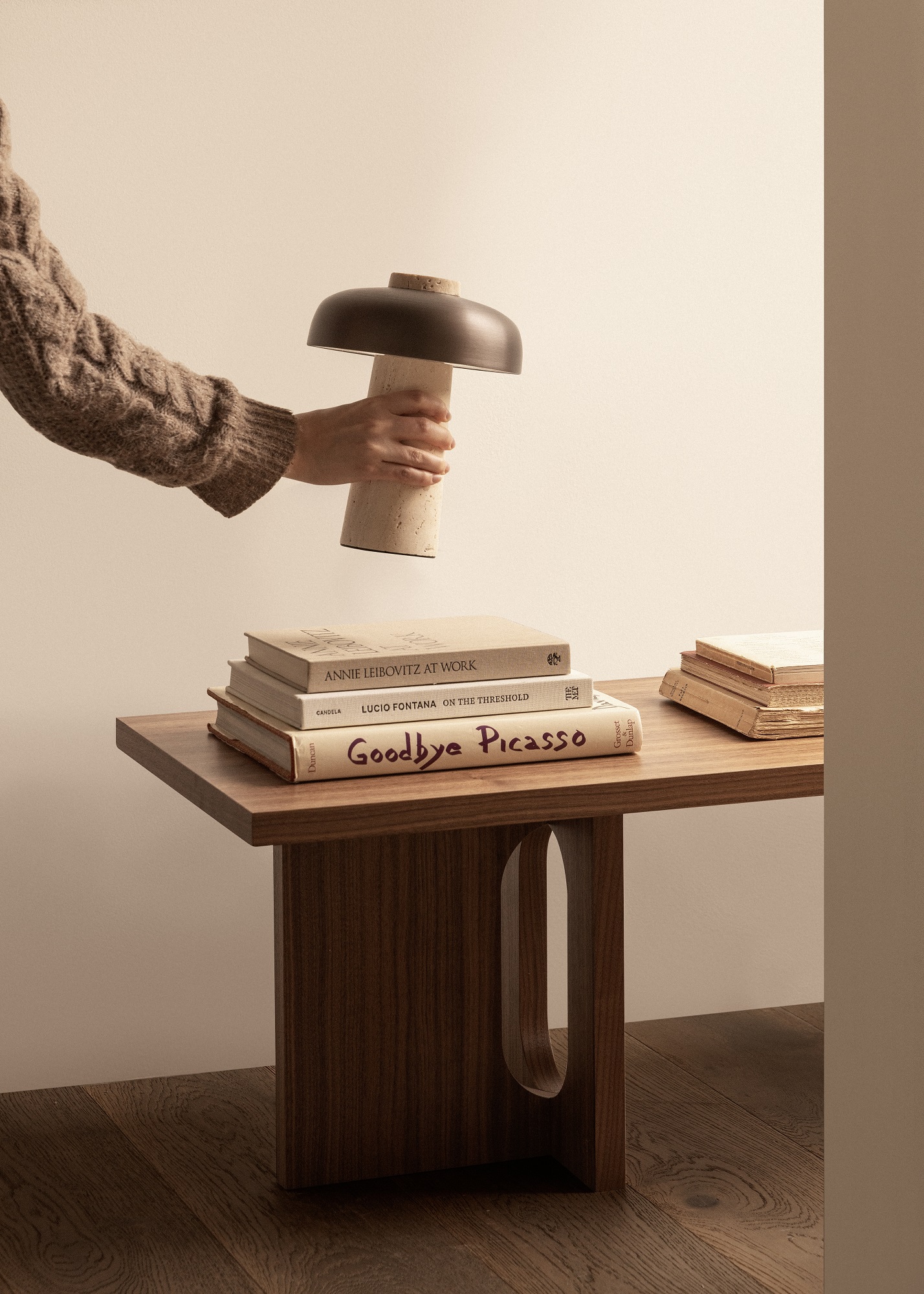 Androgyne Couchtisch von Audo Copenhagen aus Holz mit Lampe und Büchern dekoriert.