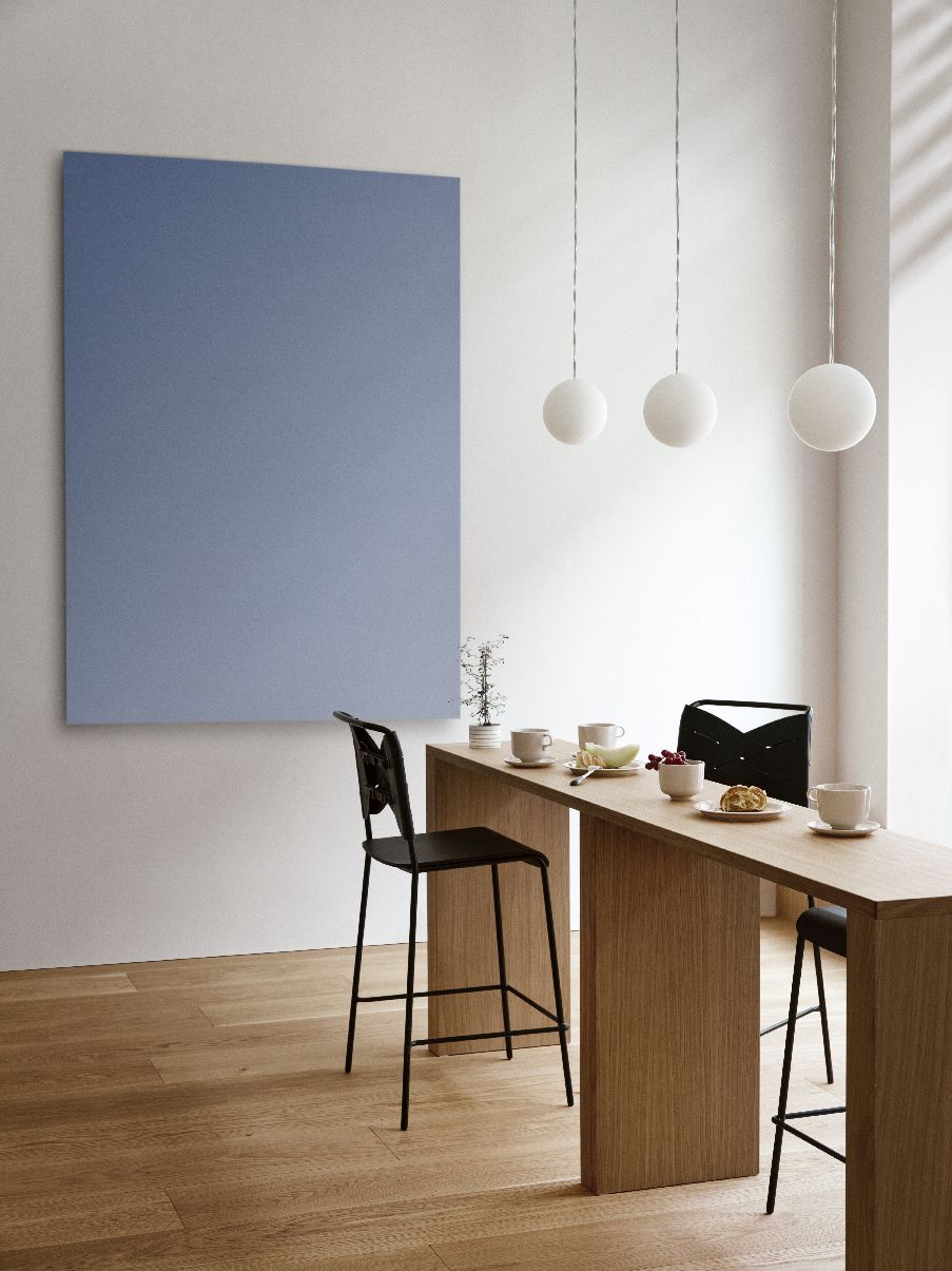 Helle Esszene mit drei Luna Lamp Pendelleuchten von Design House Stockholm über einem Holztisch.