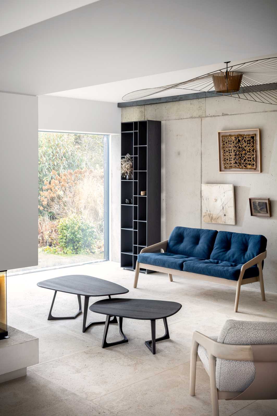 Blaues Friday Sofa 2-Sitzer von Zeitraum im modernen Wohnzimmer mit Couchtischen und Regal.