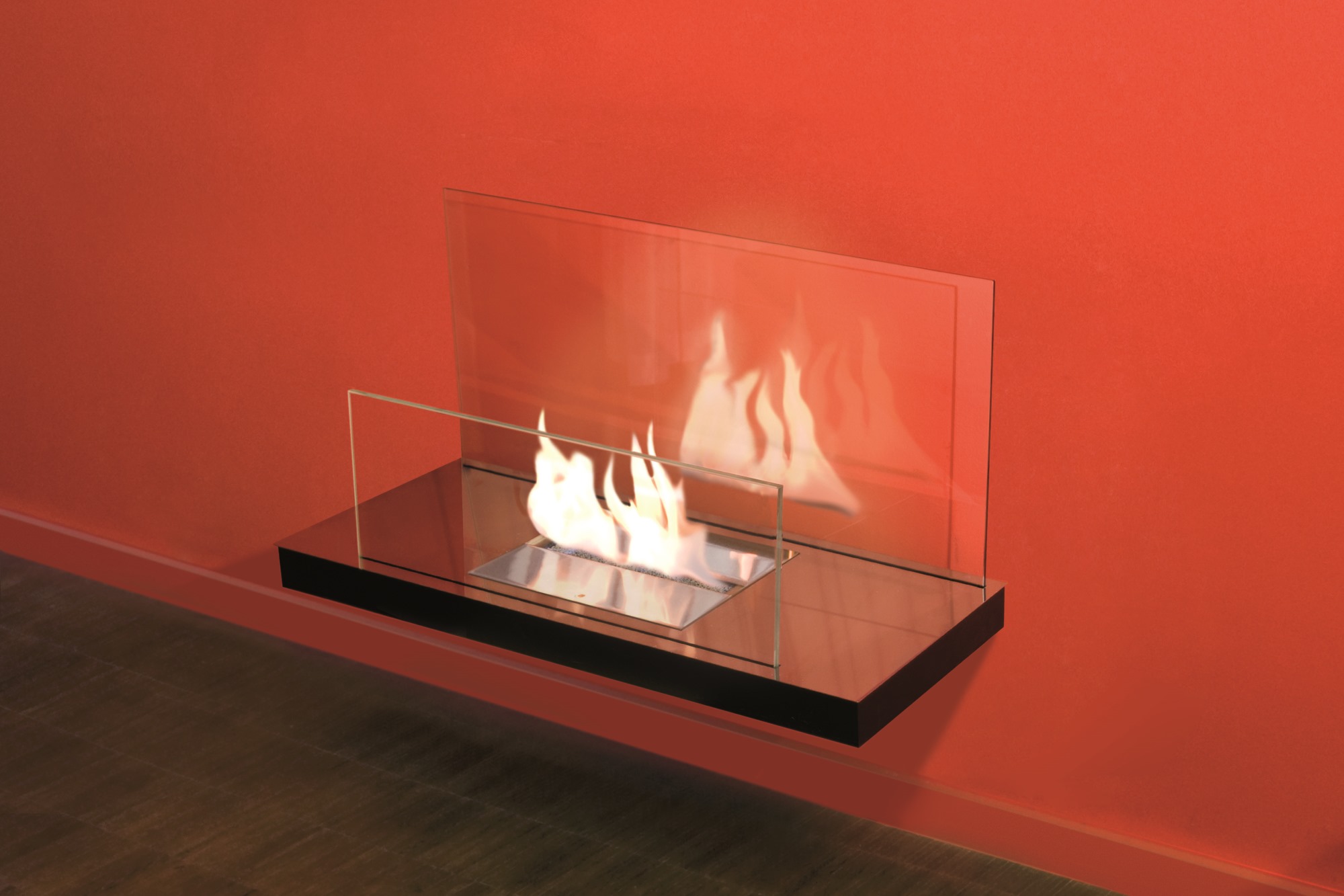 Wall Flame 2 Ethanol Kamin Radius an roter Wand, mit Glasscheibe und brennender Flamme.