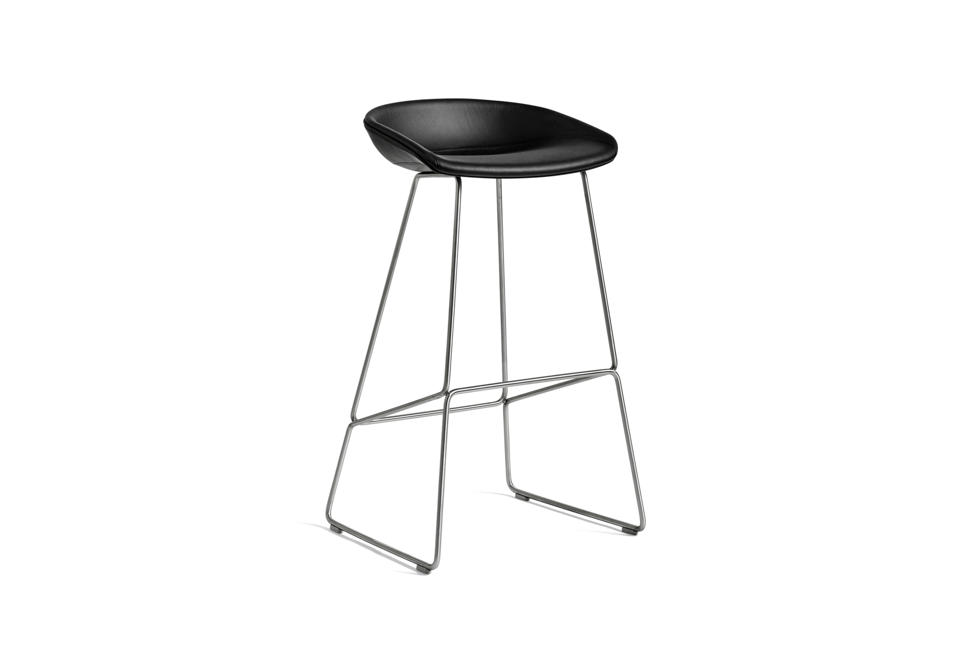 Schwarzer About a Stool AAS 39 Barhocker von Hay mit Stahlgestell und Vollpolster.