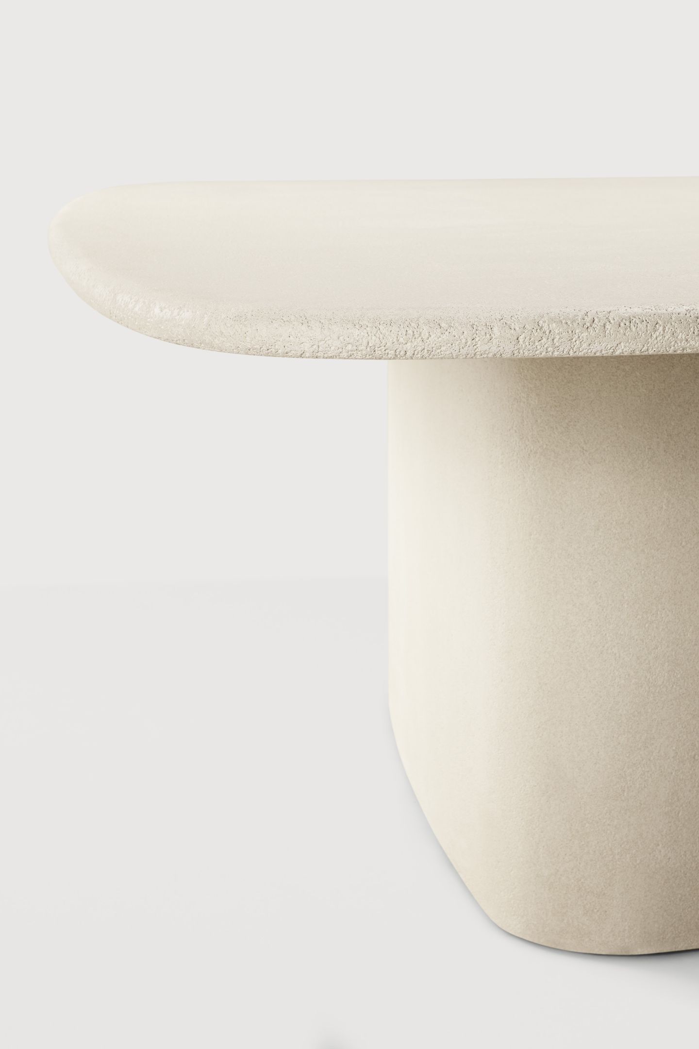 Elements-eettafel in kiezelvorm van Ethnicraft